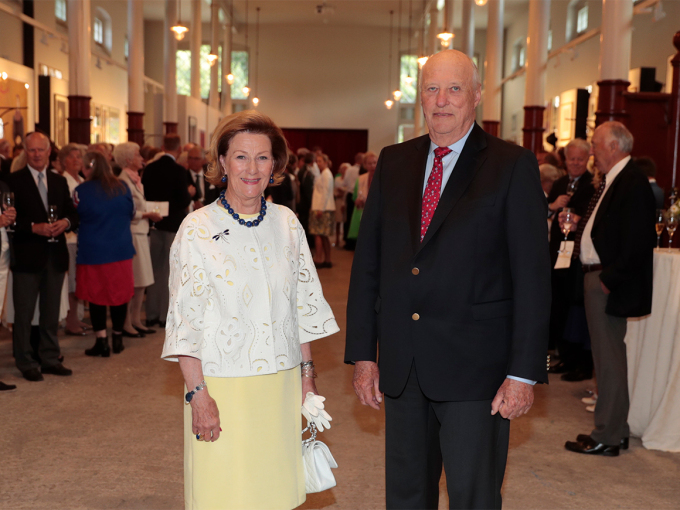 The King and Queen welcoming their guests to the opening of the Queen Sonja Art Stable. Photo: Lise Åserud, NTB scanpix.